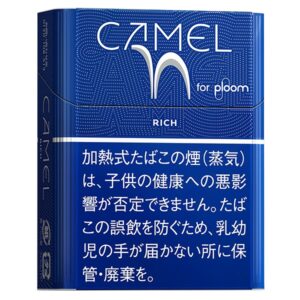 Camel Rich for Ploom参考包装:深蓝竖盒中白色CAMEL字标与抽象骆驼轮廓占上部,RICH居中可读