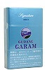 Gudang Garam Signature Mild参考包装:浅蓝窄小盒上为Signature与GUDANG GARAM