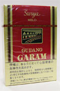 Gudang Garam Surya Mild 16参考包装:红色上部与金色竖边,矩形仓库图标在品牌上方