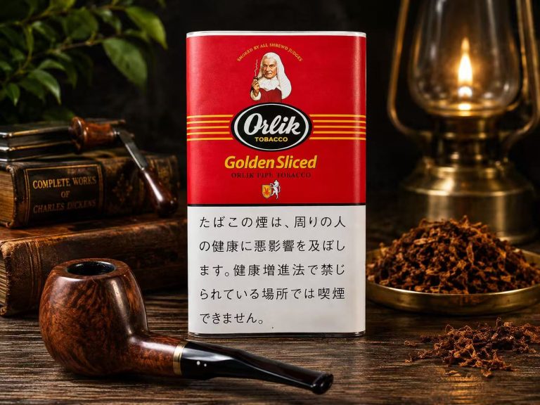 Orlik Golden Sliced参考包装:红色罐上是白色法官形象和金色ORLIK GOLDEN SLICED,场景还出现烟斗与灯具